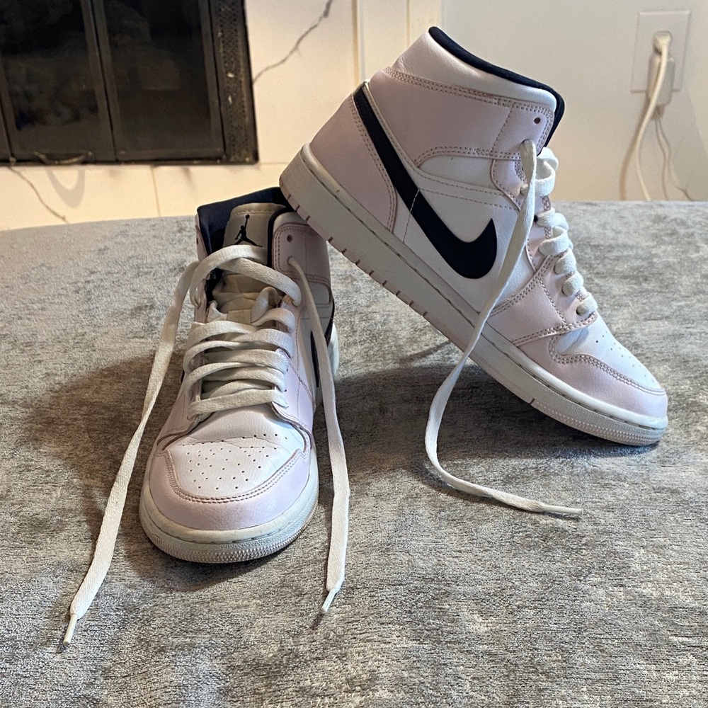 Nike Air Jordan 1 Mid Barely Rose High-Tops size 8.5 {1242}